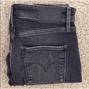 NWOT Levi’s high rise distressed  jeans